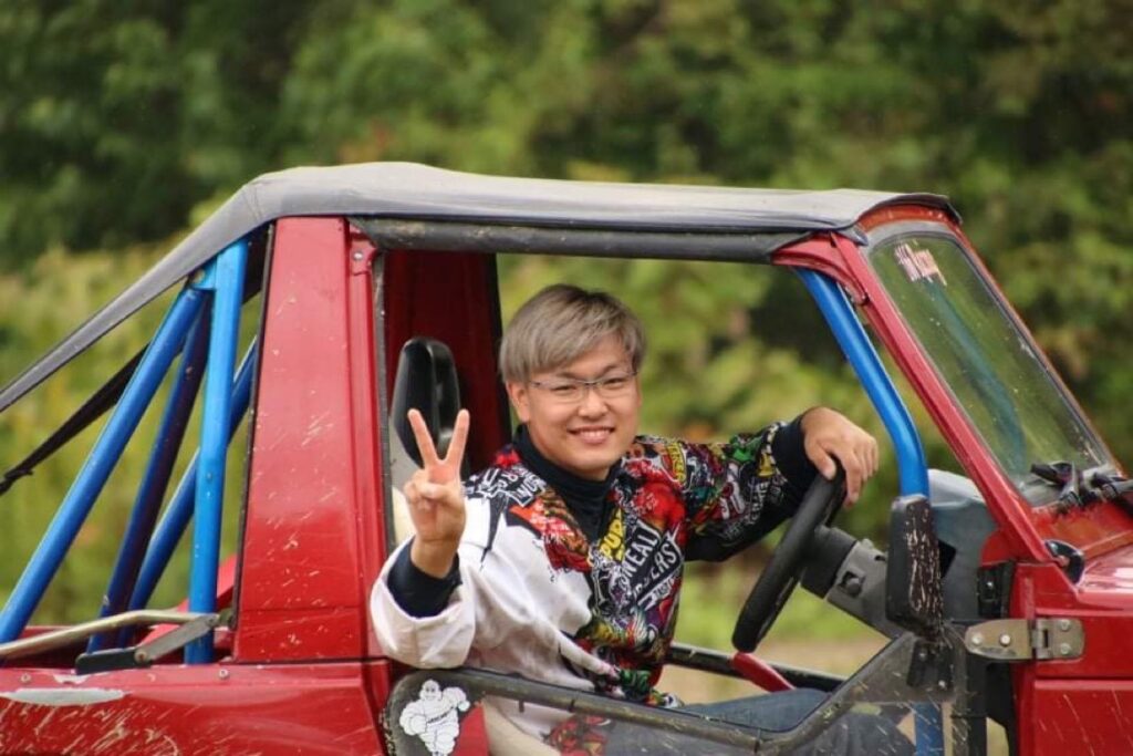 ジムニーの運転席からピース