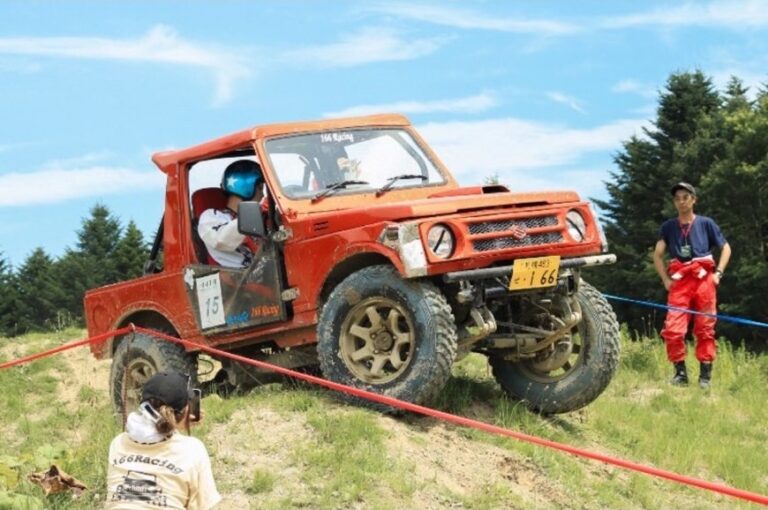 斜面を登る166Racingのジムニー
