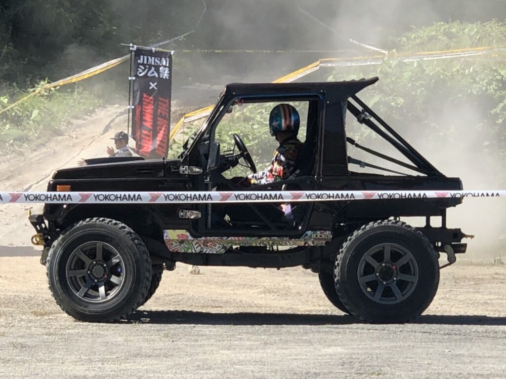 ジム祭を走る黒いジムニー
