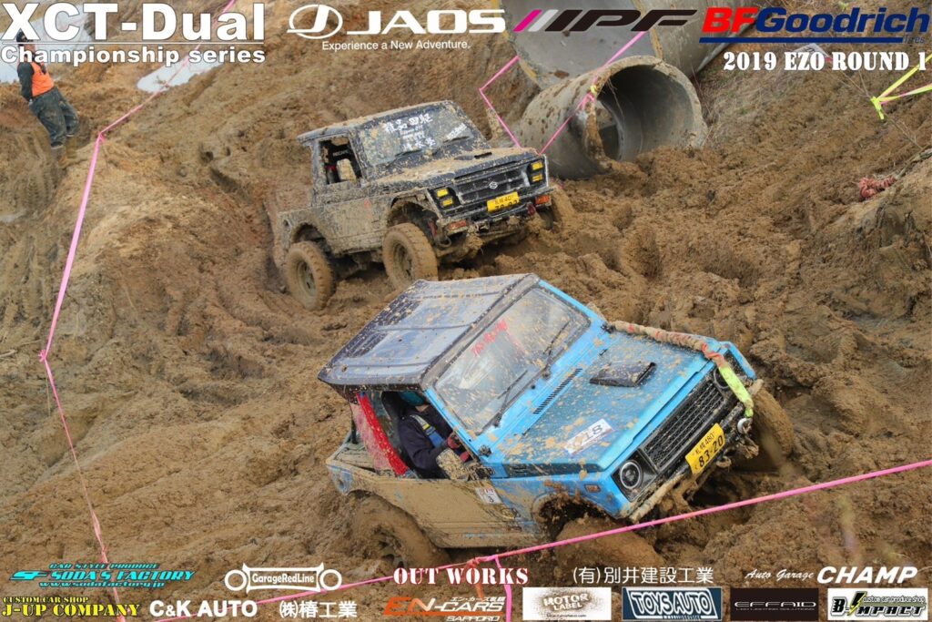 XCT-Dual 2019 EZO ROUND 1 泥のセクションを進むジムニー